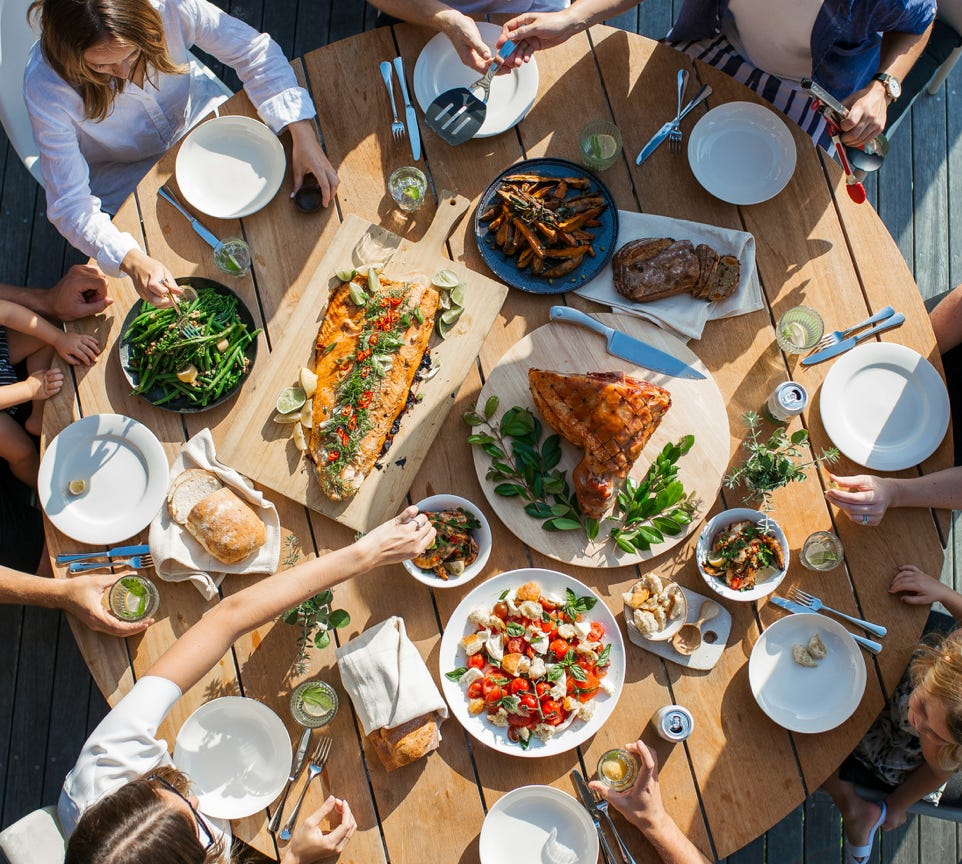 Aliments Cuits à La Vapeur Avec Des Feuilles Sur La Table